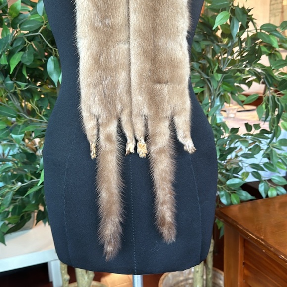 Beautiful Vintage Mink Fur Stole with feet and tails Luxurious fur scarf collar - Picture 4 of 12